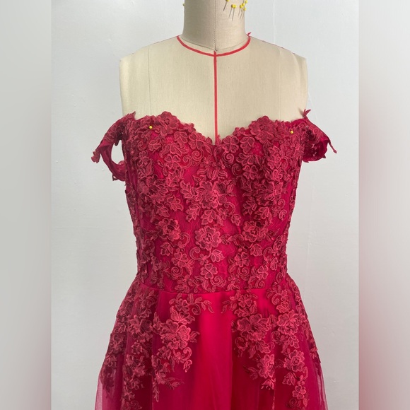 Brand new prom dress with padding - Picture 3 of 8